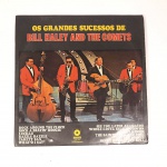 Vinil  Bill Haley and the comets  os grandes sucessos de Bill Haley and the comets. Produto Original. Gravadora Premier. Fabricado e distribuído por Discos RGE/Fermata Ltda. 1972. Capa (com desgastes do material e cor)/Contracapa (com desgastes do material, escurecida, pontos de oxidação e etiqueta colada) em regular estado de conservação, danificada nas bordas, manchas/pontos de oxidação, marcação do disco, com sinais de uso, manuseio e desgastes. Contém plástico de proteção do disco, porém o mesmo está danificado. Disco com riscos, mesmo que superficiais podem ocasionar algum nível de ruído na audição. Não Contém encarte. Lado A  6 faixas; Lado B   6 faixas.