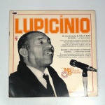 Vinil  Lupicínio Rodrigues  História da Música Popular Brasileira  Grandes Compositores. Produto Original. Gravadora Abril Cultura.  Fabricado e distribuído por RCA Eletronica Ltda. 1982. Capa (escurecida, com pontos de oxidação e com etiqueta colada)/contracapa (escurecida, com pontos de oxidação e com etiqueta colada) em regular estado de conservação, danificada nas bordas, manchas/pontos de oxidação, marcação do disco, com sinais de uso, manuseio e desgastes. Contém plástico de proteção do disco. Disco com riscos, mesmo que superficiais podem ocasionar algum nível de ruído na audição. Contém envelope encarte. Lado A  6 faixas; Lado B   6 faixas.