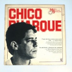 Vinil  Chico Buarque  História da Música Popular Brasileira  Grandes Compositores. Produto Original. Gravadora Abril Cultura.  Fabricado e distribuído por Polygram Discos Ltda. 1982. Capa (escurecida, com pontos de oxidação e com etiqueta colada)/contracapa (escurecida, com pontos de oxidação e com etiqueta colada) em regular estado de conservação, danificada nas bordas, manchas/pontos de oxidação, marcação do disco, com sinais de uso, manuseio e desgastes. Não contém plástico de proteção do disco. Disco com riscos, mesmo que superficiais podem ocasionar algum nível de ruído na audição. Contém envelope encarte. Lado A  6 faixas; Lado B   6 faixas.