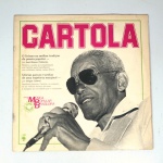Vinil  Cartola  História da Música Popular Brasileira  Grandes Compositores. Produto Original. Gravadora Abril Cultura.  Fabricado e distribuído por RCA Eletronica Ltda. 1982. Capa (escurecida, com pontos de oxidação e com etiqueta colada)/contracapa (escurecida, com pontos de oxidação e com etiqueta colada) em regular estado de conservação, danificada nas bordas colada com fita adesiva transparente, manchas/pontos de oxidação, marcação do disco, com sinais de uso, manuseio e desgastes. Não contém plástico de proteção do disco. Disco com riscos, mesmo que superficiais podem ocasionar algum nível de ruído na audição. Contém envelope encarte. Lado A  6 faixas; Lado B   6 faixas.