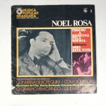 Vinil  Noel Rosa  História da Música Popular Brasileira  Edição Quinzenal - 1. Produto Original. Gravadora Abril Cultura.  Fabricado e distribuído por RCA S. A. 1970. Capa (danificada com desgastes do material)/contracapa (danificada com desgastes do material, faltando algumas partes) em regular estado de conservação, danificada nas bordas colada com fita adesiva transparente, manchas/pontos de oxidação, marcação do disco, com sinais de uso, manuseio e desgastes. Não contém plástico de proteção do disco. Disco com riscos, mesmo que superficiais podem ocasionar algum nível de ruído na audição. Contém envelope encarte. Não acompanha o fascículo. Lado A  4 faixas; Lado B   4 faixas.