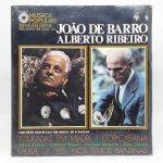 Vinil  João de Barro / Alberto Ribeiro  História da Música Popular Brasileira  Edição Quinzenal - 9. Produto Original. Gravadora Abril Cultura.  Fabricado e distribuído por RCA S. A. Eletrônica.  1970. Capa (danificada com desgastes do material)/contracapa (danificada com desgastes do material, faltando algumas partes) em regular estado de conservação, danificada nas bordas colada com fita adesiva transparente, manchas/pontos de oxidação, marcação do disco, com sinais de uso, manuseio e desgastes. Não contém plástico de proteção do disco. Disco com riscos, mesmo que superficiais podem ocasionar algum nível de ruído na audição. Contém envelope encarte. Lado A  4 faixas; Lado B   4 faixas.