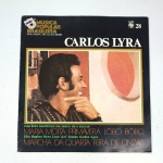 Vinil  Carlos Lyra  História da Música Popular Brasileira  Edição Quinzenal - 28. Produto Original. Gravadora Abril Cultura.  Fabricado e distribuído por RCA S. A. Eletrônica.  1971. Capa (danificada com desgastes do material e com etiqueta colada)/contracapa (danificada com desgastes do material, faltando algumas partes) em regular estado de conservação, danificada nas bordas colada com fita adesiva transparente, manchas/pontos de oxidação, marcação do disco, com sinais de uso, manuseio e desgastes. Contém plástico de proteção do disco. Disco com riscos, mesmo que superficiais podem ocasionar algum nível de ruído na audição. Contém envelope encarte. Lado A  4 faixas; Lado B   4 faixas.
