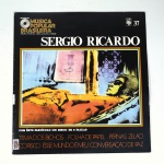 Vinil  Sergio Ricardo  História da Música Popular Brasileira  Edição Quinzenal - 37. Produto Original. Gravadora Abril Cultura.  Fabricado e distribuído por RCA S. A. Eletrônica.  1971. Capa (danificada com desgastes do material e com etiqueta colada)/contracapa (danificada com desgastes do material, faltando algumas partes) em regular estado de conservação, danificada nas bordas, manchas/pontos de oxidação, marcação do disco, com sinais de uso, manuseio e desgastes. Não contém plástico de proteção do disco. Disco com riscos, mesmo que superficiais podem ocasionar algum nível de ruído na audição. Contém envelope encarte. Lado A  4 faixas; Lado B   4 faixas.
