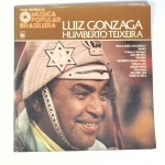 Vinil  Luiz Gonzaga e Humberto Teixeira  Nova história da Música Popular Brasileira. Produto Original. Gravadora Abril Cultura.  Fabricado e distribuído por RCA  Eletrônica Ltda.  1977. Capa (danificada com desgastes do material e escurecida)/contracapa (danificada com desgastes do material e escurecida) em regular estado de conservação, danificada nas bordas, manchas/pontos de oxidação, marcação do disco, com sinais de uso, manuseio e desgastes. Contém plástico de proteção do disco. Disco com riscos, mesmo que superficiais podem ocasionar algum nível de ruído na audição. Contém envelope encarte. Lado A  4 faixas; Lado B   4 faixas.