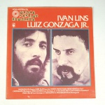 Vinil  Ivan Lins / Luiz Gonzaga Jr.  Nova história da Música Popular Brasileira. Produto Original. Gravadora Abril Cultura.  Fabricado e distribuído por Gravações Elétricas S/A.  1978. Capa (danificada com desgastes do material e escurecida)/contracapa (danificada com desgastes do material e escurecida) em regular estado de conservação, danificada nas bordas colada com fita adesiva transparente, manchas/pontos de oxidação, marcação do disco, com sinais de uso, manuseio e desgastes. Contém plástico de proteção do disco. Disco com riscos, mesmo que superficiais podem ocasionar algum nível de ruído na audição. Contém envelope encarte. Lado A  4 faixas; Lado B   4 faixas.
