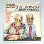 Vinil  João de Barro / Alberto Ribeiro  Nova história da Música Popular Brasileira. Produto Original. Gravadora Abril Cultura.  Fabricado e distribuído por Gravações Elétricas S/A.  1977. Capa (danificada com desgastes do material,  escurecida e com pontos de oxidação)/contracapa (danificada com desgastes do material e escurecida) em regular estado de conservação, danificada nas bordas colada com fita adesiva transparente, manchas/pontos de oxidação, marcação do disco, com sinais de uso, manuseio e desgastes. Contém plástico de proteção do disco. Disco com riscos, mesmo que superficiais podem ocasionar algum nível de ruído na audição. Contém envelope encarte. Lado A  4 faixas; Lado B   4 faixas.