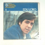 Vinil  Edu Lobo  Nova história da Música Popular Brasileira. Produto Original. Gravadora Abril Cultura.  Fabricado e distribuído por RCA Eletronica Ltda. 1977. Capa (danificada com desgastes do material,  escurecida e com pontos de oxidação)/contracapa (danificada com desgastes do material e escurecida) em regular estado de conservação, danificada nas bordas, manchas/pontos de oxidação, marcação do disco, com sinais de uso, manuseio e desgastes. Contém plástico de proteção do disco. Disco com riscos, mesmo que superficiais podem ocasionar algum nível de ruído na audição. Contém envelope encarte. Lado A  4 faixas; Lado B   4 faixas.