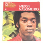 Vinil  Milton Nascimento  Nova história da Música Popular Brasileira. Produto Original. Gravadora Abril Cultura.  Fabricado e distribuído por RCA Eletronica Ltda. 1976. Capa (danificada com desgastes do material,  escurecida, com pontos de oxidação, marca de dobra e com etiqueta colada)/contracapa (danificada com desgastes do material e escurecida) em regular estado de conservação, danificada nas bordas, manchas/pontos de oxidação, marcação do disco, com sinais de uso, manuseio e desgastes. Não contém plástico de proteção do disco. Disco com riscos, mesmo que superficiais podem ocasionar algum nível de ruído na audição. Contém envelope encarte. Lado A  4 faixas; Lado B   4 faixas.