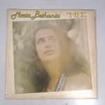 Vinil  Maria Bethânia  Mel. Produto Original. Gravadora PHILIPS. Fabricado e distribuído por Polygram Discos Ltda.  1979. Capa (escurecida, com pontos de oxidação e danificada nas pontas)/contracapa (escurecida, com pontos de oxidação e danificada nas pontas) em regular estado de conservação, danificada nas bordas, manchas/pontos de oxidação, marcação do disco, com sinais de uso, manuseio e desgastes. Não contém plástico de proteção do disco. Disco com riscos, mesmo que superficiais podem ocasionar algum nível de ruído na audição. Contém encarte. Lado A  6 faixas; Lado B   6 faixas.
