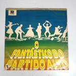 Vinil  O fantástico do Partido alto. Produto Original. Gravadora Beverly. Fabricado e distribuído por Som  Ind. E Com. S/A.  1982. Capa (com etiqueta colada, escurecida, com pontos de oxidação e danificada faltando partes do material)/contracapa (escurecida, com pontos de oxidação e danificada nas pontas) em regular estado de conservação, danificada nas bordas colada com fita adesiva, manchas/pontos de oxidação, marcação do disco, com sinais de uso, manuseio e desgastes. Não contém plástico de proteção do disco. Disco com riscos, mesmo que superficiais podem ocasionar algum nível de ruído na audição. Não contém encarte. Lado A  2 faixas; Lado B   3 faixas.