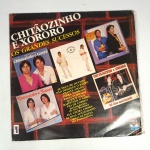 Vinil  Chitãozinho e Xororó  Os grandes sucessos. Produto Original. Gravadora Nova Copacabana. Fabricado e distribuído por Som  Ind. E Com. S/A.  1987. Capa (com etiqueta colada, escurecida, com pontos de oxidação e com desgastes do material)/contracapa (escurecida, com pontos de oxidação e com desgastes do material) em regular estado de conservação, danificada nas bordas, manchas/pontos de oxidação, marcação do disco, com sinais de uso, manuseio e desgastes. Contém plástico de proteção do disco, porém o mesmo está danificado. Disco com riscos, mesmo que superficiais podem ocasionar algum nível de ruído na audição. Não contém encarte. Lado A  6 faixas; Lado B   6 faixas.