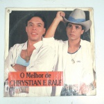 Vinil  Chrystian e Ralf  O melhor de Chrystian e Ralf. Produto Original. Gravadora RGE. Fabricado e distribuído por RCA Eletrônica Ltda. 1986. Capa ( escurecida, com pontos de oxidação e com desgastes do material)/contracapa (escurecida, com pontos de oxidação e com desgastes do material) em regular estado de conservação, danificada nas bordas, manchas/pontos de oxidação, marcação do disco, com sinais de uso, manuseio e desgastes. Não Contém plástico de proteção do disco. Disco com riscos, mesmo que superficiais podem ocasionar algum nível de ruído na audição. Não contém encarte. Lado A  6 faixas; Lado B   6 faixas.
