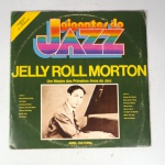 Vinil  Jelly Roll Morton  Gigantes do Jazz. Produto Original. Gravadora Abril Cultural. Fabricado e distribuído por RCA Eletrônica Ltda. 1981. Capa ( escurecida, com pontos de oxidação e com desgastes do material)/contracapa (escurecida, com pontos de oxidação e com desgastes do material) em regular estado de conservação, danificada nas bordas, manchas/pontos de oxidação, marcação do disco, com sinais de uso, manuseio e desgastes. Contém plástico de proteção do disco. Disco com riscos, mesmo que superficiais podem ocasionar algum nível de ruído na audição. Não contém encarte. Lado A  7 faixas; Lado B   8 faixas.