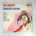 Vinil  Luiz Gonzaga  Meus sucessos com Humberto Teixeira  Série Reminiscências. Produto Original. Gravadora RCA. Fabricado e distribuído por RCA Eletrônica Ltda. 1968. Capa (escurecida, com pontos de oxidação, etiqueta colada, assinatura e com desgastes do material)/contracapa (com pontos de oxidação, escurecida e danificada nas pontas) em regular estado de conservação, danificada nas bordas, manchas/pontos de oxidação, marcação do disco, com sinais de uso, manuseio e desgastes. Não contém plástico de proteção do disco. Disco com riscos, mesmo que superficiais podem ocasionar algum nível de ruído na audição. Selo fonográfico com assinatura. Não contém encarte. Lado A  6 faixas; Lado B   6 faixas.