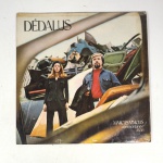 Vinil  Dédalus  Marcus Vinícius apresentando Anah.  Produto Original. Gravadora Continental. Fabricado e distribuído por Gravações Elétricas S/A. 1974. Capa (com etiqueta colada, escurecida, com pontos de oxidação e desgastes do material)/contracapa (com pontos de oxidação, escurecida e com desgastes do material) em regular estado de conservação, danificada nas bordas colada com fita adesiva transparente, manchas/pontos de oxidação, marcação do disco, com sinais de uso, manuseio e desgastes. Contém plástico de proteção do disco. Disco com riscos, mesmo que superficiais podem ocasionar algum nível de ruído na audição. Não contém encarte. Selo fonográfico com assinatura. Lado A  6 faixas; Lado B   7 faixas.