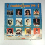 Vinil  Fantásticos  79  Vol. 9.  Produto Original. Gravadora RCA. Fabricado e distribuído por RCA Eletrônica Ltda. 1979. Capa (desgastes do material, escurecida e com pontos de oxidação)/contracapa (com desgastes do material, pontos de oxidação e escurecida) em regular estado de conservação, danificada nas bordas, manchas/pontos de oxidação, marcação do disco, com sinais de uso, manuseio e desgastes. Não contém plástico de proteção do disco. Disco com riscos, mesmo que superficiais podem ocasionar algum nível de ruído na audição. Não contém encarte. Lado A  6 faixas; Lado B   6 faixas.