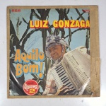 Vinil  Luiz Gonzaga  Aquilo bom.  Produto Original. Gravadora RCA. Fabricado e distribuído por RCA Eletrônica Ltda. 1972. Capa (desgastes do material, com etiqueta colada, assinatura, escurecida e com pontos de oxidação)/contracapa (com assinatura, desgastes do material, pontos de oxidação e escurecida) em regular estado de conservação, danificada nas bordas colada com fita adesiva, manchas/pontos de oxidação, marcação do disco, com sinais de uso, manuseio e desgastes. Não contém plástico de proteção do disco. Disco com riscos, mesmo que superficiais podem ocasionar algum nível de ruído na audição. Selo fonográfico com assinatura. Não contém encarte. Lado A  6 faixas; Lado B   6 faixas.