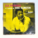 Vinil  Ella Fitzgerald e a música de Duke Ellington.  Produto Original. Gravadora Sinter Verve. Fabricado e distribuído por Companhia Brasileira de Discos. Capa (com etiqueta colada, desgastes do material, escurecida e com pontos de oxidação)/contracapa (com assinatura, carimbo, desgastes do material, pontos de oxidação e escurecida) em regular estado de conservação, danificada nas bordas colada com fita adesiva, manchas/pontos de oxidação, marcação do disco, com sinais de uso, manuseio e desgastes. Possui sinais de umidade. Não contém plástico de proteção do disco. Disco com riscos, mesmo que superficiais podem ocasionar algum nível de ruído na audição. Não contém encarte. Lado A  5 faixas; Lado B   6 faixas.