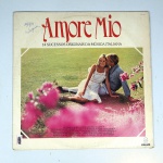 Vinil  Amore Mio  14 sucessos originais da música italiana.  Produto Original. Gravadora Som Livre. 1984. Fabricado e distribuído por SIGLA  Sistema Globo de Gravações Audiovisuais Ltda. Capa (desgastes do material, escurecida, pontos de oxidação, etiqueta colada e com assinatura)/contracapa (com desgastes do material, pontos de oxidação e escurecida) em regular estado de conservação, danificada nas bordas colada com fita adesiva, manchas/pontos de oxidação, marcação do disco, com sinais de uso, manuseio e desgastes. Contém plástico de proteção do disco, porém o mesmo está danificado. Disco com riscos, mesmo que superficiais podem ocasionar algum nível de ruído na audição. Não contém encarte. Lado A  7 faixas; Lado B   7 faixas.