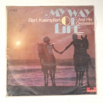 Vinil  My way of life  Bert Kaempfert and his orchestra.  Produto Original. Gravadora Polydor.  1969. Fabricado e distribuído por Companhia Brasileira de Discos. Capa (com desgastes do material, escurecida, pontos de oxidação e assinatura)/contracapa (desgastes do material, escurecida, pontos de oxidação e anotações) em regular estado de conservação, danificada nas bordas, manchas/pontos de oxidação, marcação do disco, com sinais de uso, manuseio e desgastes. Não Contém plástico de proteção do disco. Disco com riscos, mesmo que superficiais podem ocasionar algum nível de ruído na audição. Não Contém encarte. Lado A  6 faixas; Lado B   5 faixas.