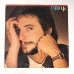 Vinil  Fábio Jr. Produto Original. Gravadora Discos CBS. Fabricado e distribuído por Discos CBS Ind. E Com. Ltda. 1985. Capa (com desgastes do material, cor e com rasuras)/Contracapa (com desgastes do material, cor e com rasuras) em regular estado de conservação, danificada nas bordas colada com fita adesiva transparente,  manchas/pontos de oxidação, marcação do disco, com sinais de uso, manuseio e desgastes. Não Contém plástico de proteção do disco. Disco com riscos, mesmo que superficiais podem ocasionar algum nível de ruído na audição. Não Contém encarte. Lado A  6 faixas; Lado B   5 faixas.