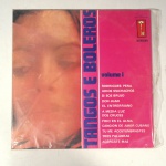 Vinil  Tangos e Boleros  Vol. 1. Produto Original. Gravadora Itamaraty. Fabricado e distribuído por Companhia Industrial de Discos. Capa (com desgastes do material e escurecida)/Contracapa (com desgastes do material, com sinais de etiqueta e escurecida) em regular estado de conservação, danificada nas bordas,  manchas/pontos de oxidação, marcação do disco, com sinais de uso, manuseio e desgastes. Não Contém plástico de proteção do disco. Disco com riscos, mesmo que superficiais podem ocasionar algum nível de ruído na audição. Não Contém encarte. Lado A  6 faixas; Lado B   6 faixas.
