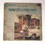 Vinil  Francisco Petronio  Cantando no ponto. Produto Original. Gravadora Continental. Fabricado e distribuído por Gravações Elétricas S.A. Capa (com desgastes do material faltando algumas partes, escurecida e com pontos de oxidação)/Contracapa (com desgastes do material faltando algumas partes, escurecida e com pontos de oxidação) em regular estado de conservação, danificada nas bordas colada com fita adesiva e com grampo,  manchas/pontos de oxidação, marcação do disco, com sinais de uso, manuseio e desgastes. Não Contém plástico de proteção do disco. Disco com riscos, mesmo que superficiais podem ocasionar algum nível de ruído na audição. Não Contém encarte. Lado A  6 faixas; Lado B   6 faixas.