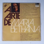 Vinil  Maria Bathânia  A arte de Maria Bethânia  2 Discos. Produto Original. Gravadora Fontana. Fabricado e distribuído por Companhia Brasileira de Discos. 1975. Capa (com desgastes do material, escurecida e com pontos de oxidação)/Contracapa (com desgastes do material, escurecida e com pontos de oxidação) em regular estado de conservação, danificada nas bordas,  manchas/pontos de oxidação, marcação do disco, com sinais de uso, manuseio e desgastes. Contém plástico de proteção do disco. Disco com riscos, mesmo que superficiais podem ocasionar algum nível de ruído na audição. Contém envelope encarte. Lado A  8 faixas; Lado B   3 faixas; Lado C  6 faixas; lado D  5 faixas.