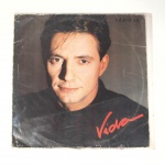 Vinil  Fábio Jr.  Vida. Produto Original. Gravadora Discos CBS. Fabricado e distribuído por Discos CBS Ind. E Com. Ltda. 1988. Capa (com desgastes do material, cor, com pontos de oxidação e assinatura)/Contracapa (com desgastes do material, cor e com pontos de oxidação) em regular estado de conservação, danificada nas bordas com marcas de grampo,  manchas/pontos de oxidação, marcação do disco, com sinais de uso, manuseio e desgastes. Não Contém plástico de proteção do disco. Disco com riscos, mesmo que superficiais podem ocasionar algum nível de ruído na audição. Não Contém encarte. Lado A  5 faixas; Lado B   5 faixas.
