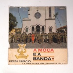 Vinil  Inezita Barroso e a banda da força pública do estado de São Paulo  A moça e a banda. Produto Original. Gravadora Copacabana. Fabricado e distribuído por Som Indústria e Comércio S. A. Capa (com desgastes do material faltando algumas partes, escurecida e com pontos de oxidação)/Contracapa (com desgastes do material faltando algumas partes, escurecida, com pontos de oxidação e rasura) em regular estado de conservação, danificada nas bordas colada com fita adesiva transparente,  manchas/pontos de oxidação, marcação do disco, com sinais de uso, manuseio e desgastes. Contém plástico de proteção do disco, porém o mesmo está danificado. Disco com riscos, mesmo que superficiais podem ocasionar algum nível de ruído na audição. Não Contém encarte. Lado A  5 faixas; Lado B   5 faixas.