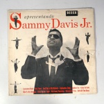 Vinil  Sammy Davis Jr . Produto Original. Gravadora Decca. Fabricado e distribuído por Companhia Brasileira de Discos. Capa (com desgastes do material, escurecida e com pontos de oxidação)/Contracapa (com desgastes do material, escurecida e com pontos de oxidação) em regular estado de conservação, danificada nas bordas colada com fita adesiva transparente,  manchas/pontos de oxidação, marcação do disco, com sinais de uso, manuseio e desgastes. Possui sinais de umidade. Não Contém plástico de proteção do disco. Disco com riscos, mesmo que superficiais podem ocasionar algum nível de ruído na audição. Não Contém encarte. Lado A  5 faixas; Lado B   6 faixas.