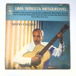 Vinil  Silvio Caldas  Uma seresta inesquecível. Produto Original. Gravadora CBS. Fabricado e distribuído por RCA S. A. 1971. Capa (com desgastes do material faltando algumas partes, cor, escurecida e com pontos de oxidação)/Contracapa (com desgastes do material faltando algumas partes, escurecida e com pontos de oxidação) em regular estado de conservação, danificada nas bordas colada com fita adesiva transparente,   manchas/pontos de oxidação, marcação do disco, com sinais de uso, manuseio e desgastes. Não Contém plástico de proteção do disco. Disco com riscos, mesmo que superficiais podem ocasionar algum nível de ruído na audição. Não Contém encarte. Lado A  6 faixas; Lado B   6 faixas.
