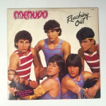 Vinil  Menudo  Reaching out. Produto Original. Gravadora RCA. Fabricado e distribuído por RCA Eletrônica Brasileira S. A. 1984. Capa (com desgastes do material, escurecida, pontos de oxidação e assinatura)/Contracapa (com desgastes do material e cor) em regular estado de conservação, danificada nas bordas,   manchas/pontos de oxidação, marcação do disco, com sinais de uso, manuseio e desgastes. Não Contém plástico de proteção do disco. Disco com riscos, mesmo que superficiais podem ocasionar algum nível de ruído na audição. Não Contém encarte. Lado A  5 faixas; Lado B   5 faixas.