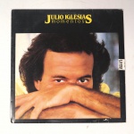 Vinil  Julio Iglesias - Momentos. Produto Original. Gravadora Discos CBS. Fabricado e distribuído por Discos CBS Ind. E Com. Ltda. 1982. Capa (com desgastes do material, cor e etiqueta colada)/Contracapa (com desgastes do material, cor e etiqueta colada) em regular estado de conservação, danificada nas bordas,   manchas/pontos de oxidação, marcação do disco, com sinais de uso, manuseio e desgastes. Não Contém plástico de proteção do disco. Disco com riscos, mesmo que superficiais podem ocasionar algum nível de ruído na audição. Não Contém encarte. Lado A  5 faixas; Lado B   5 faixas.