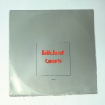Vinil  Keith Jarrett - Concerts. Produto Original. Gravadora ECM Records. Fabricado e distribuído por Polygran Discos Ltda. 1983. Capa (com desgastes do material, escurecida e com pontos de oxidação)/Contracapa (com desgastes do material, escurecida e com pontos de oxidação) em regular estado de conservação, danificada nas bordas,   manchas/pontos de oxidação, marcação do disco, com sinais de uso, manuseio e desgastes. Possui sinais de umidade. Não Contém plástico de proteção do disco. Disco com riscos, mesmo que superficiais podem ocasionar algum nível de ruído na audição. Não Contém encarte.