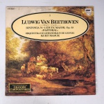 Vinil  Ludwig Van Beethoven  Enciclopédia Salvat dos Grandes Compositores  2. Sinfonia n 6 em fá maior, Op. 68. Produto Original. Gravadora PHILIPIS. Fabricado e distribuído por Polygran Discos Ltda. Capa (com desgastes do material, cor e etiqueta colada)/Contracapa (com desgastes do material, escurecida e com pontos de oxidação) em regular estado de conservação, danificada nas bordas,  manchas/pontos de oxidação, marcação do disco, com sinais de uso, manuseio e desgastes. Contém plástico de proteção do disco. Disco com riscos, mesmo que superficiais podem ocasionar algum nível de ruído na audição. Não Contém encarte.