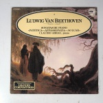 Vinil  Ludwig Van Beethoven  Enciclopédia Salvat dos Grandes Compositores  4. Sonatas de Piano. Produto Original. Gravadora PHILIPIS. Fabricado e distribuído por Polygran Discos Ltda. Capa (com desgastes do material, cor e etiqueta colada)/Contracapa (com desgastes do material, escurecida e com pontos de oxidação) em regular estado de conservação, danificada nas bordas, manchas/pontos de oxidação, marcação do disco, com sinais de uso, manuseio e desgastes. Contém plástico de proteção do disco. Disco com riscos, mesmo que superficiais podem ocasionar algum nível de ruído na audição. Não Contém encarte.