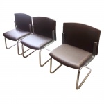 Lindas cadeiras tubulares revestidas em tecido marrom (3 unidades). Cadeiras em estrutura modular cromada, anos 1990. Em bom estado de conservação, com marcas de uso. Med. 70 cm x 45 cm x 55 cm.