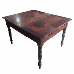 Linda mesa extensível em madeira estilo colonial (Não inclui parte extensível). Med. 100 cm x 120 cm x 79 cm.