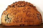 Quadro em madeira pintado à mão com frase em Alemão `Grub Gott, tritt ein, bring Gluck herein! - Olá, venho trazer sorte!` 38x22cm