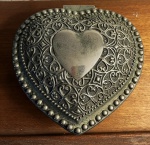  Antiga caixa porta joias em metal prateado em forma de coração 16x17cm