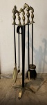Conjunto de utensílios para lareira em metal e bronze com, figura de cavalos alt 66cm