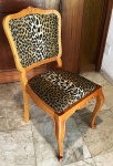 Cadeira em madeira com forro de onça 90x46cm
