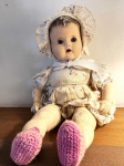Antiga boneca com cabelo, braços e pernas em porcelana, olhos de vidro, com roupa original da época, marca Estrela 46cm