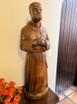 Grande escultura em madeira representando Santo Antônio, 1 metro de altura, 21kg