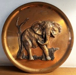 Prato em cobre com figura de elefante
