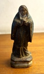 Antiga e pequna santa em madeira policromada.  9cm