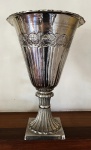 Grande vaso em metal prateado com detalhe de flores 49cm