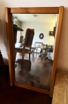 Espelho em madeira (borrão no espelho) (Esse lote deve ser retirado no local) 90x55cm